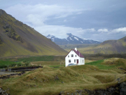 Glaciären Snæfellsjökull kommer fram ut molnen